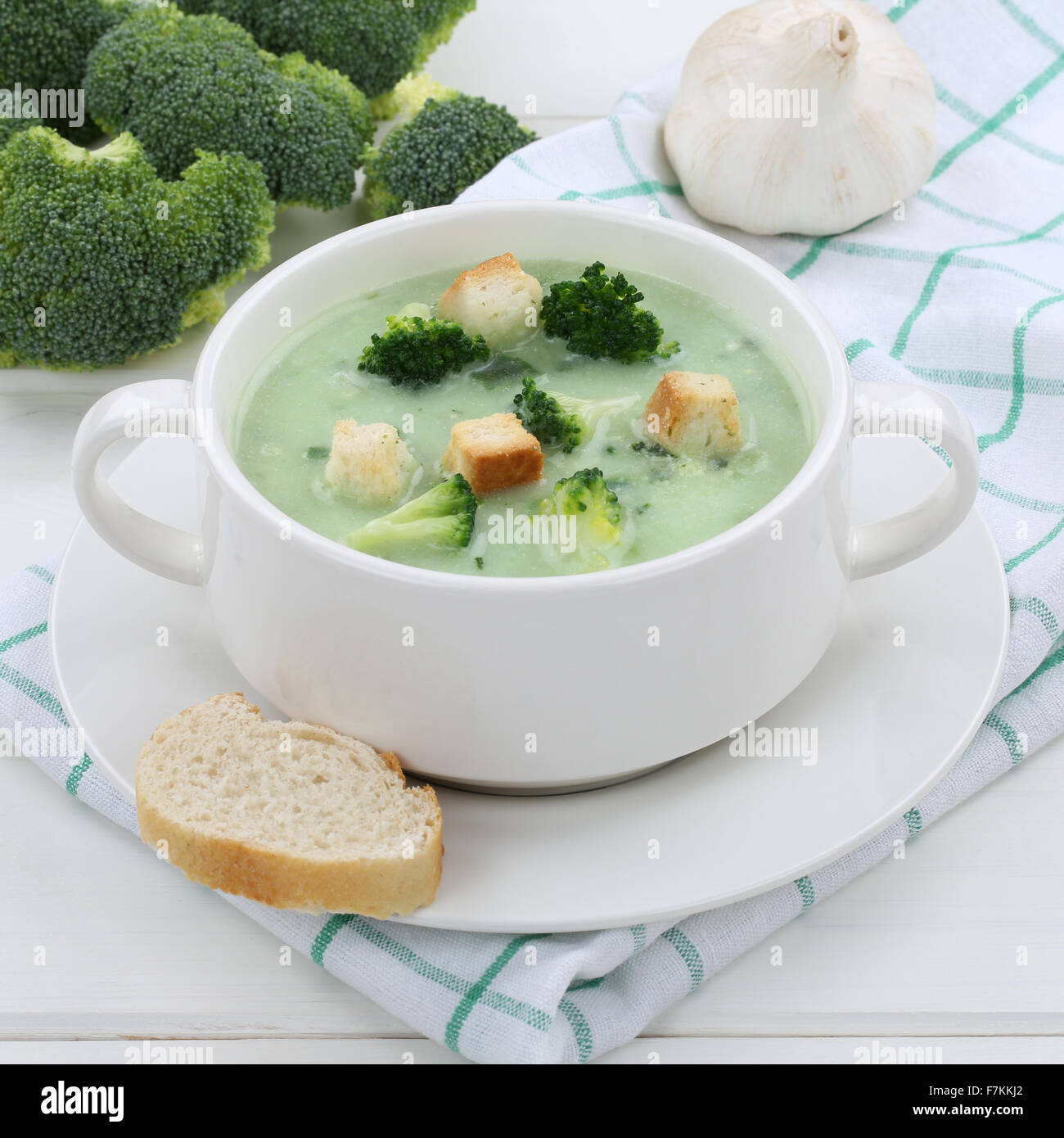 Fresca zuppa di broccoli pasto in una ciotola con il pane mangiare sano Foto Stock