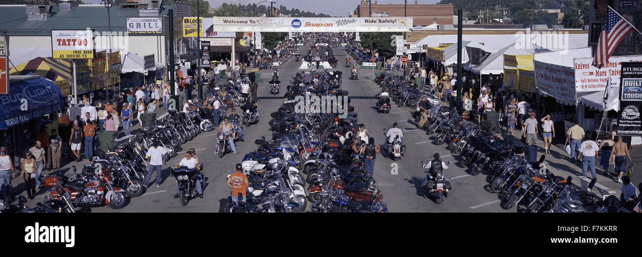 Elevata vista panoramica della strada principale con i motocicli fodera road a 67th Sturgis annuale Raduno motociclistico, Sturgis, South Dakota, agosto 6-12, 2007 Foto Stock