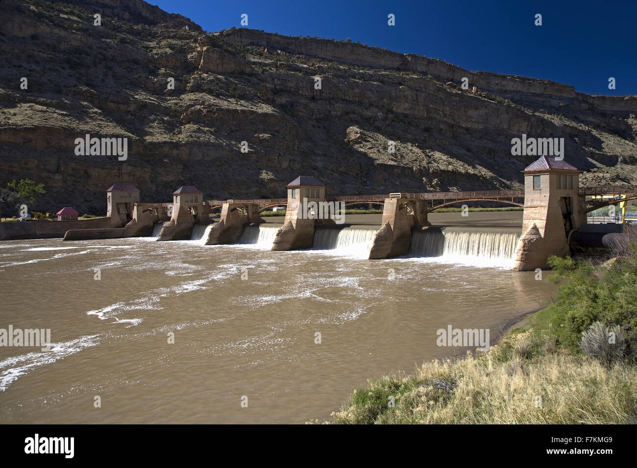 Diga di rilasciare acqua sul fiume Colorado lungo la Interstate 55 Est del Grand Junction, Colorado Foto Stock