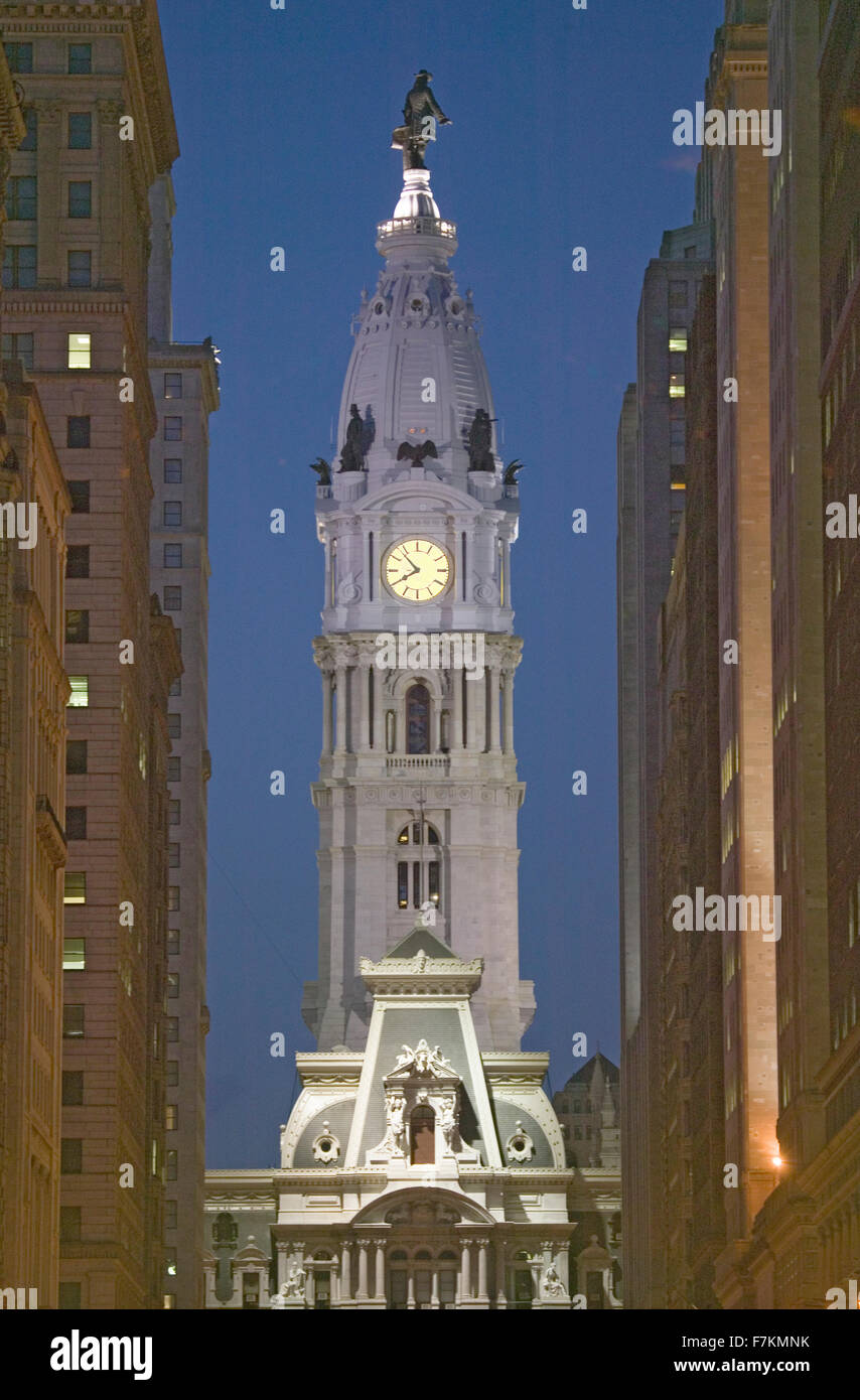 William Penn statua sulla sommità del Municipio al tramonto da Broad Street, Philadelphia, Pennsylvania, la città di amore fraterno Foto Stock