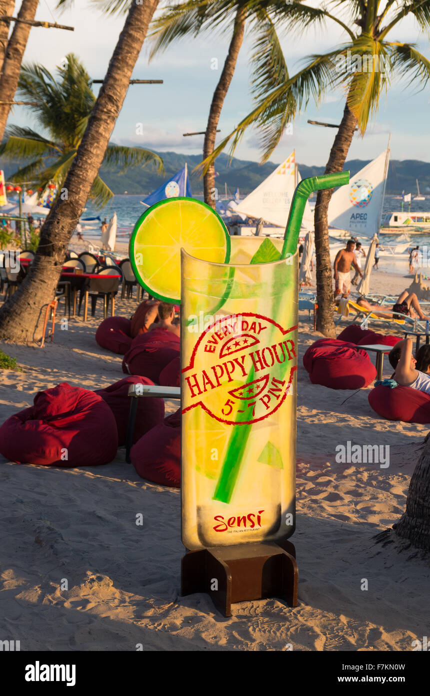 Il Boracay, Filippine - 20 Maggio 2015: Happy hour scudo di Boracay White Beach, una delle principali mete hot spots in countr Foto Stock