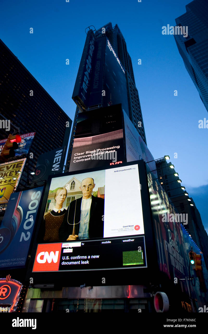 Concessione di pittura su legno Gotico americano compare su un tabellone elettronico a Times Square a New York come parte dell'arte ovunque progetto organizzato dal OAAA. Foto Stock