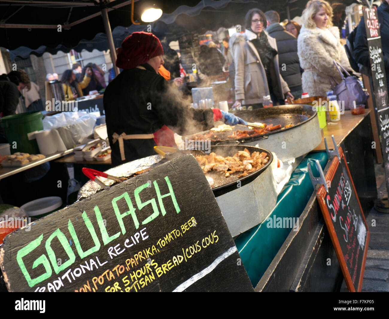 CIBO INVERNALE ALL'APERTO cibo caldo preparato a mano, compreso il Goulash in vendita al Covent Garden Winter Street food piazza market stall London UK Foto Stock