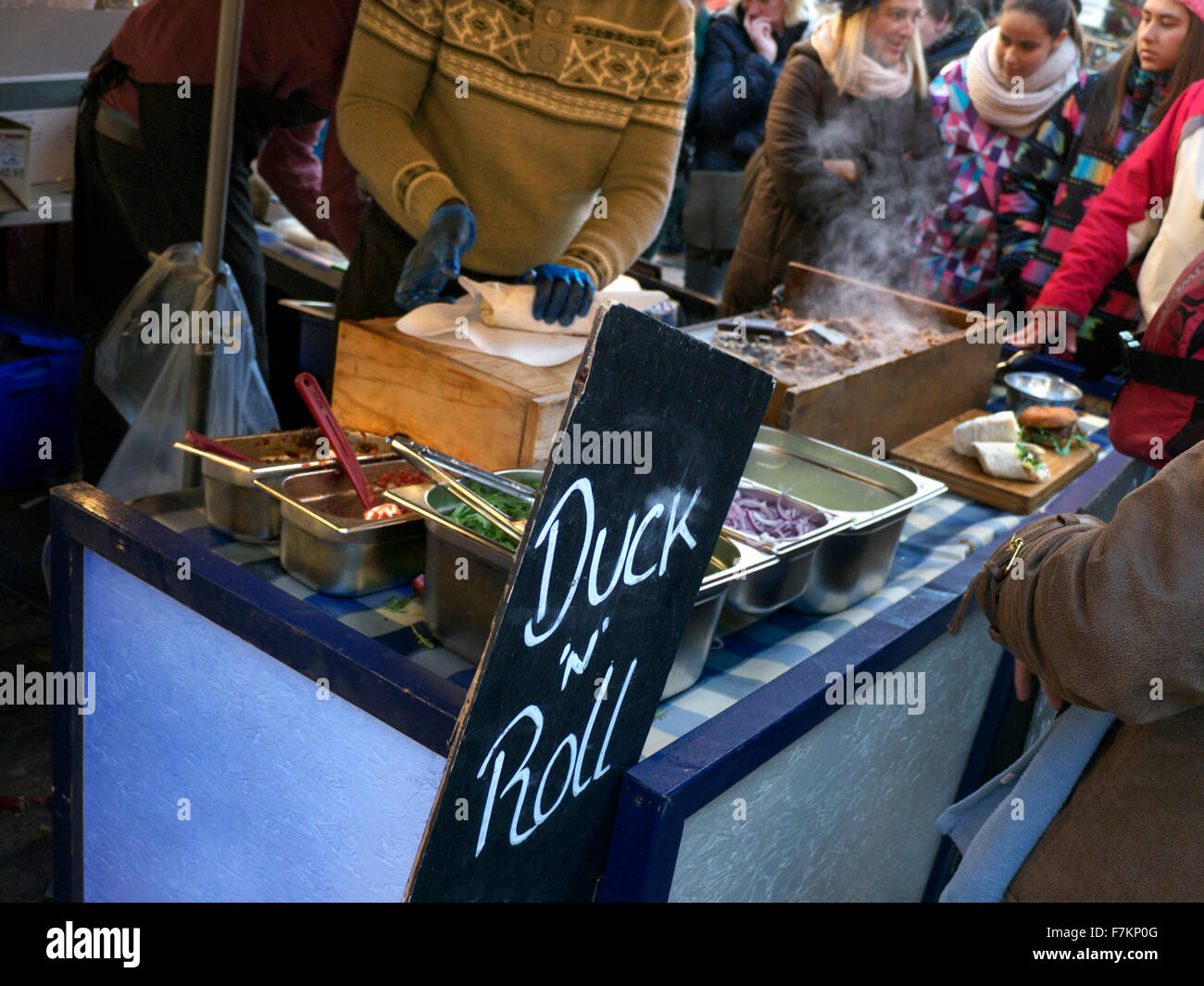 Hot fast 'Duck n Roll' in vendita su occupato inverno Covent Garden street food piazza mercato in stallo London REGNO UNITO Foto Stock