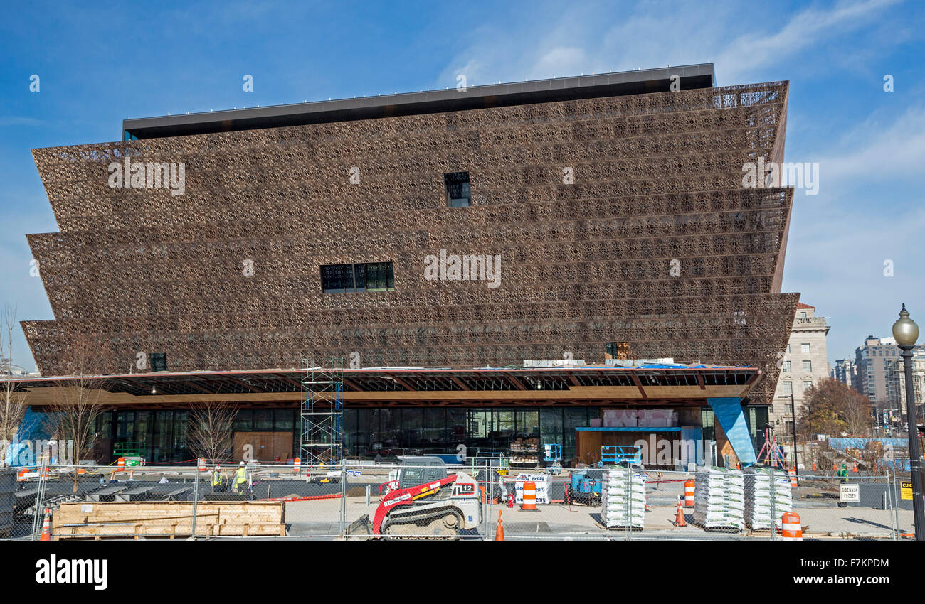 Washington, DC - lo Smithsonian Institution del Museo Nazionale di afro-americano della storia e della cultura, in costruzione. Foto Stock
