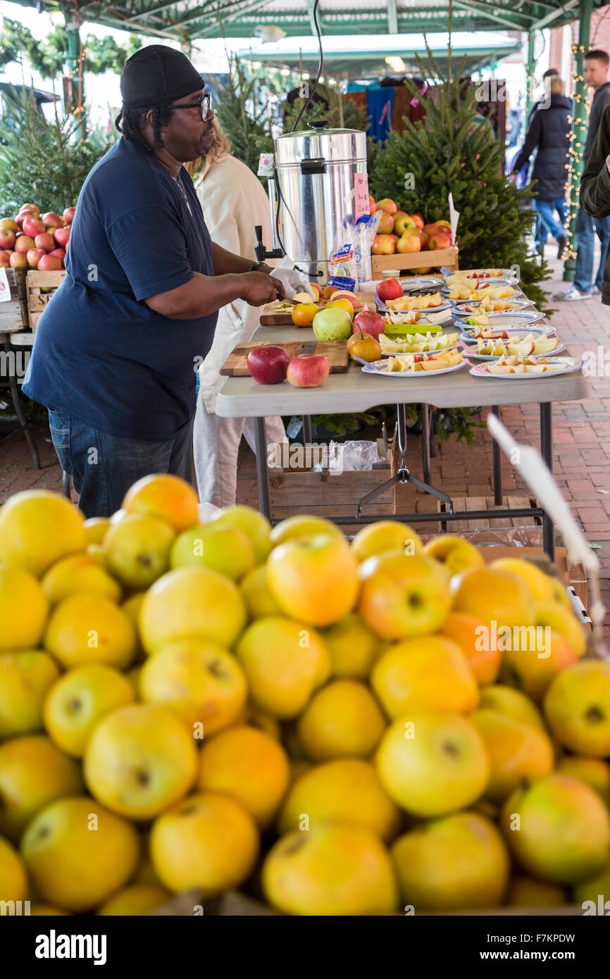 Washington, DC - un uomo vende le mele nella storica città mercato orientale sulla Capitol Hill. Foto Stock