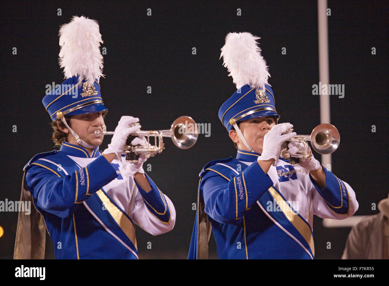 High school marching band tromba giocatori al tempo di emisaturazione, dove Ojai Nordhoff Rangers Football team sconfigge Verbum Dei aquile 21-0 Novembre 19, 2010, Ojai, CA, Stati Uniti d'America Foto Stock