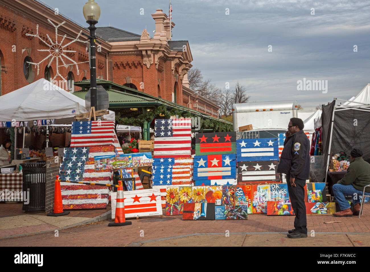 Washington, DC - Bandiera arte in vendita presso lo storico mercato orientale sulla Capitol Hill. Foto Stock