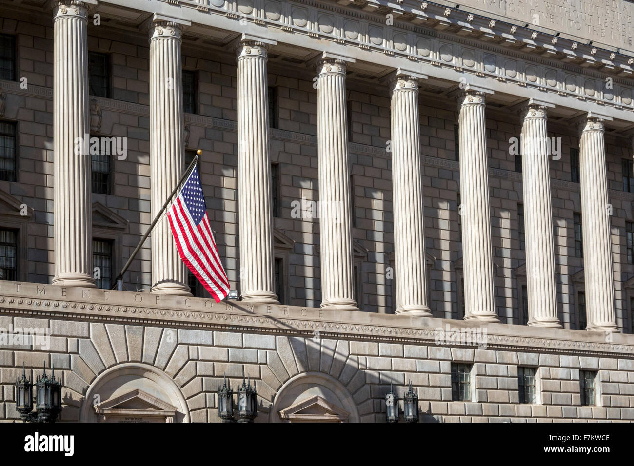 Washington, DC - Una bandiera vola nella parte anteriore di U.S. Dipartimento del commercio. Foto Stock Washington, DC - Una bandiera vola nella parte anteriore di U.S. Dipartimento del commercio. Foto Stock