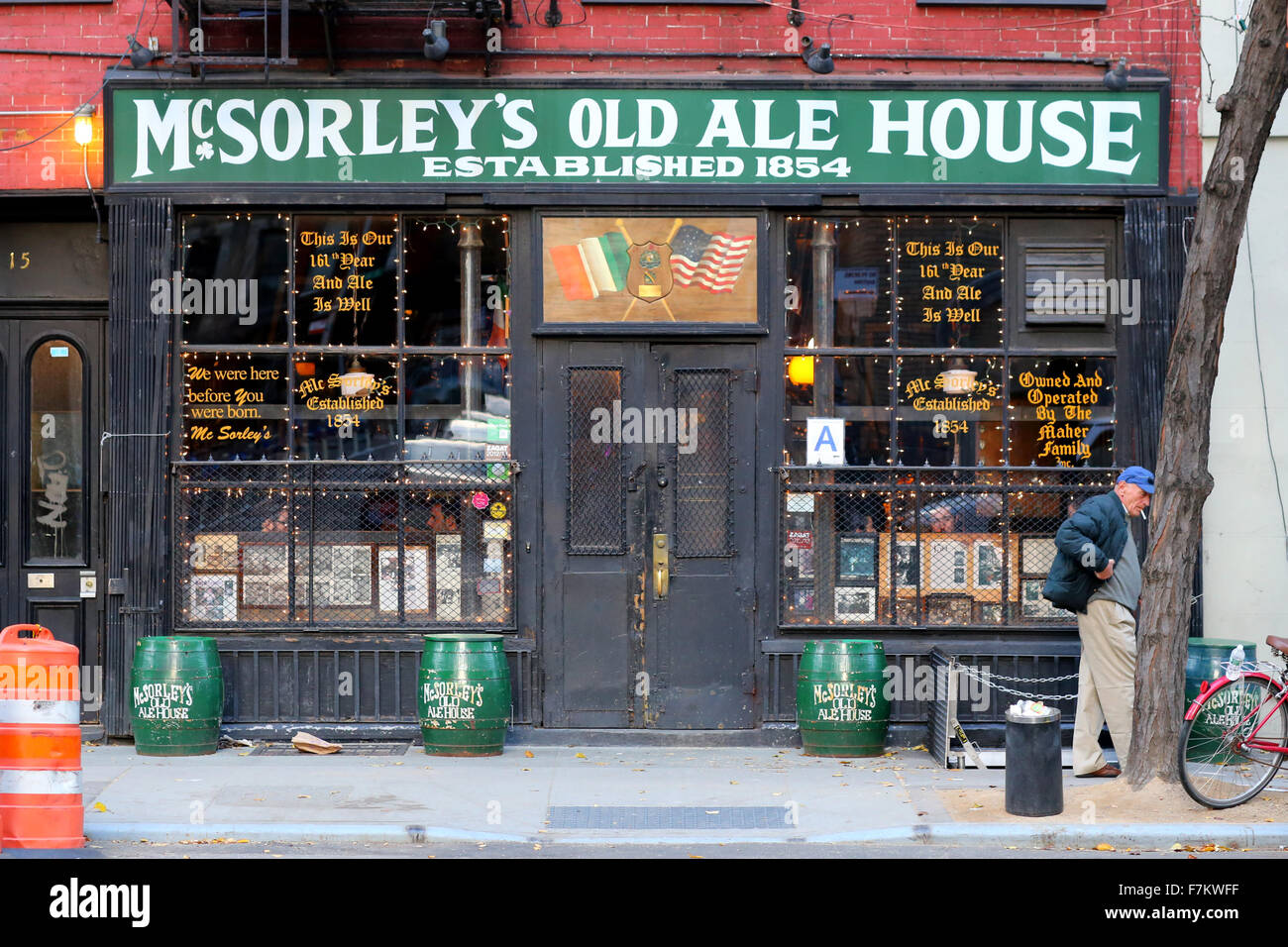 McSorley's Old Ale House, 15 East 7St, New York, NY. esterno alla vetrina di un bar irlandese nell'East Village quartiere di Manhattan. Foto Stock