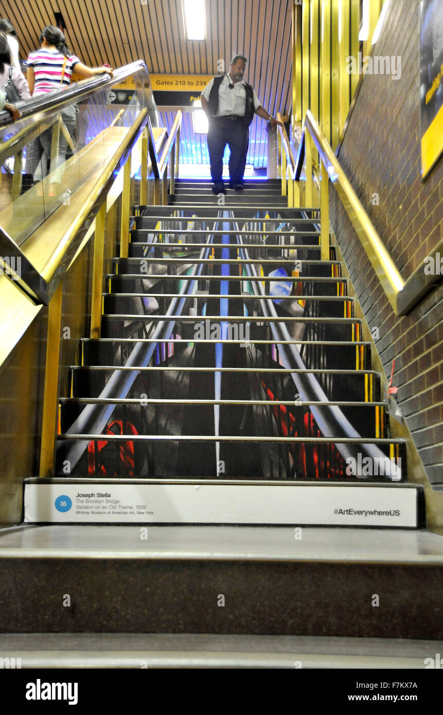 Giuseppe Stella dipinto riprodotto sulla scalinata di Port Authority Bus Terminal in New York City come parte dell'arte ovunque evento. Foto Stock