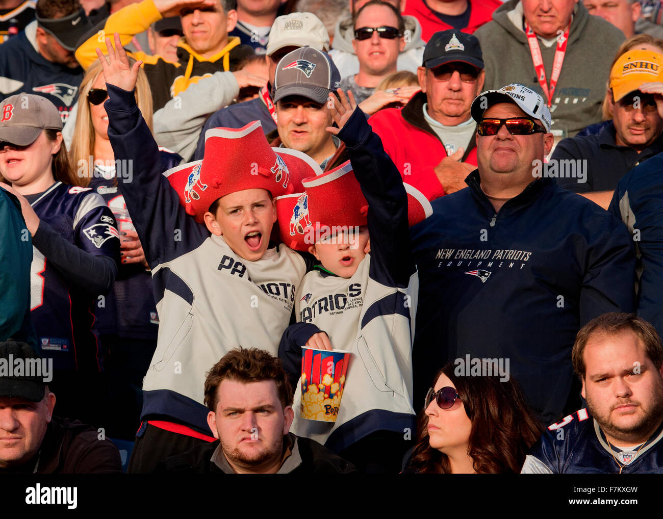 New England Patriots fans root per la squadra di casa a Gillette Stadium di New England Patriots vs. Dallas Cowboys, 16 ottobre 2011, Foxborough, Boston, MA Foto Stock