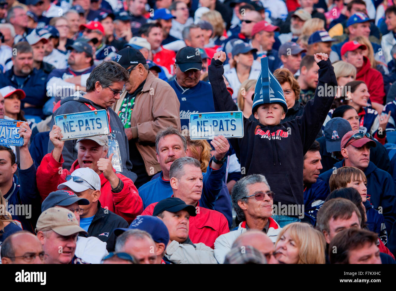 New England Patriots fans root per la squadra di casa a Gillette Stadium di New England Patriots vs. Dallas Cowboys, 16 ottobre 2011, Foxborough, Boston, MA Foto Stock