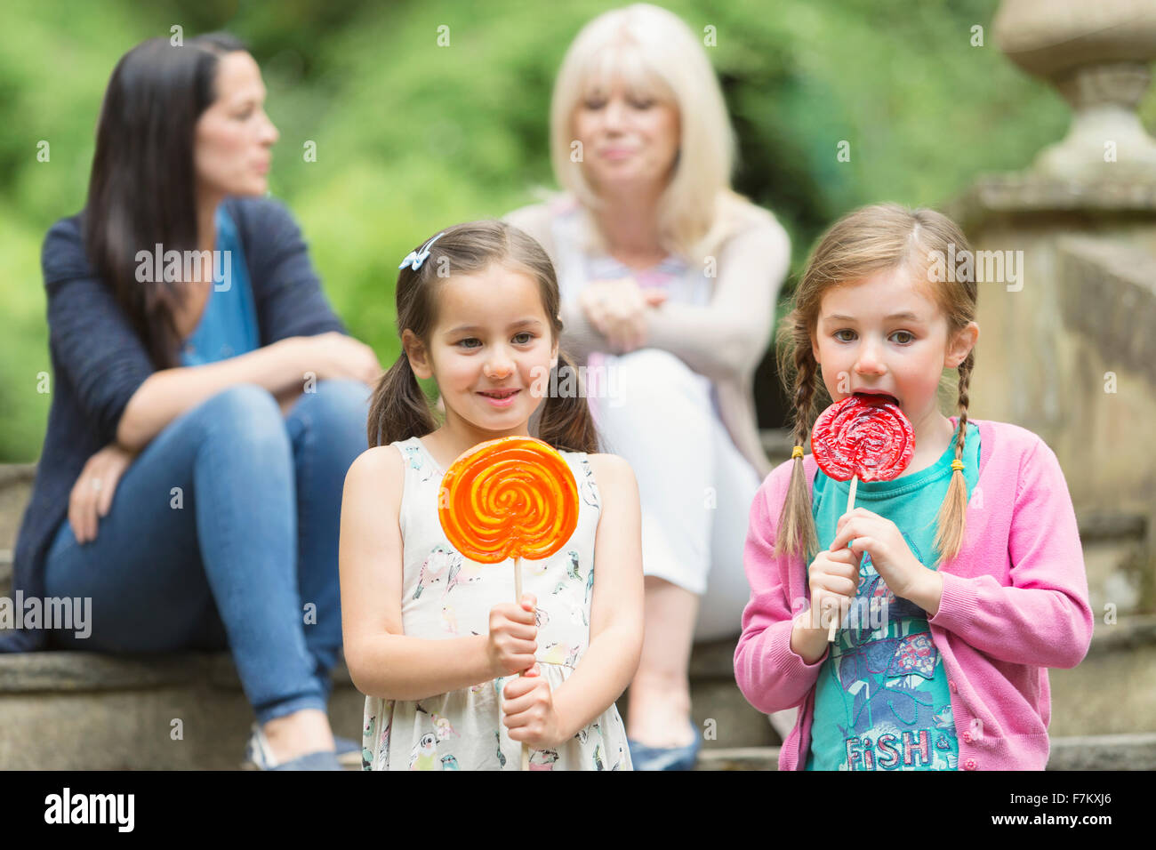 Le ragazze con i lecca lecca in posizione di parcheggio Foto Stock