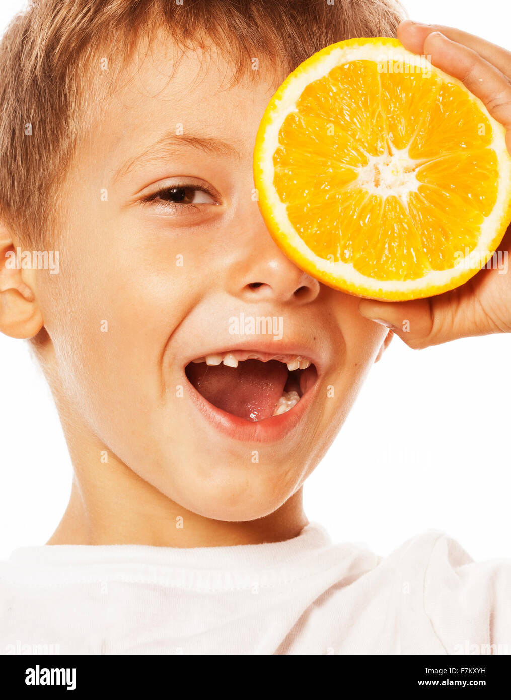 Poco carino Ragazzo con frutta di arancia doppio isolato su bianco sorridente senza denti frontali adorabili kid Foto Stock