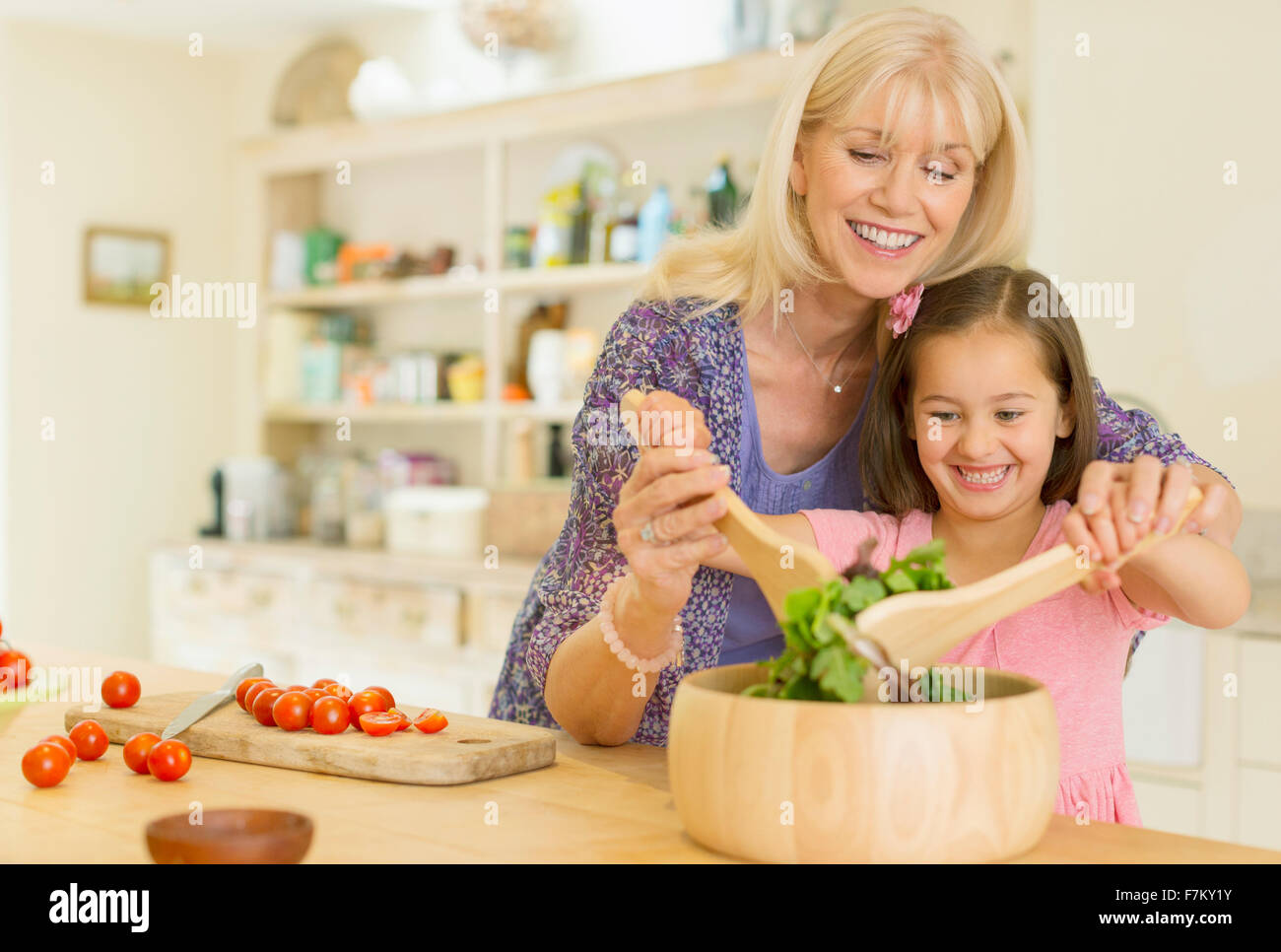 Nonna e nipote in cucina immagini e fotografie stock ad alta risoluzione -  Alamy