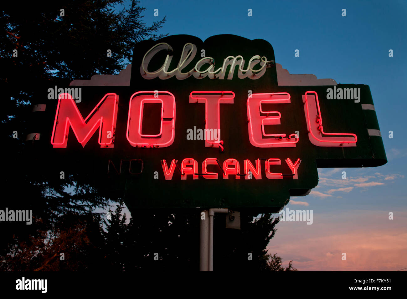 Insegna al neon dicendo "Vacancy Alamo Motel' California centrale Foto Stock