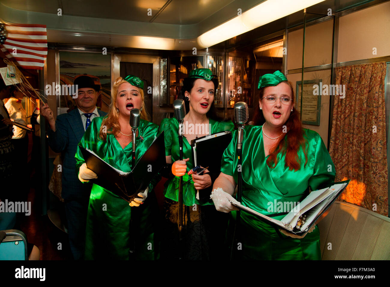 1940's reenactors femmina cantare su Pearl Harbor giorno truppa la rievocazione del treno da Los Angeles Union Station a San Diego Foto Stock