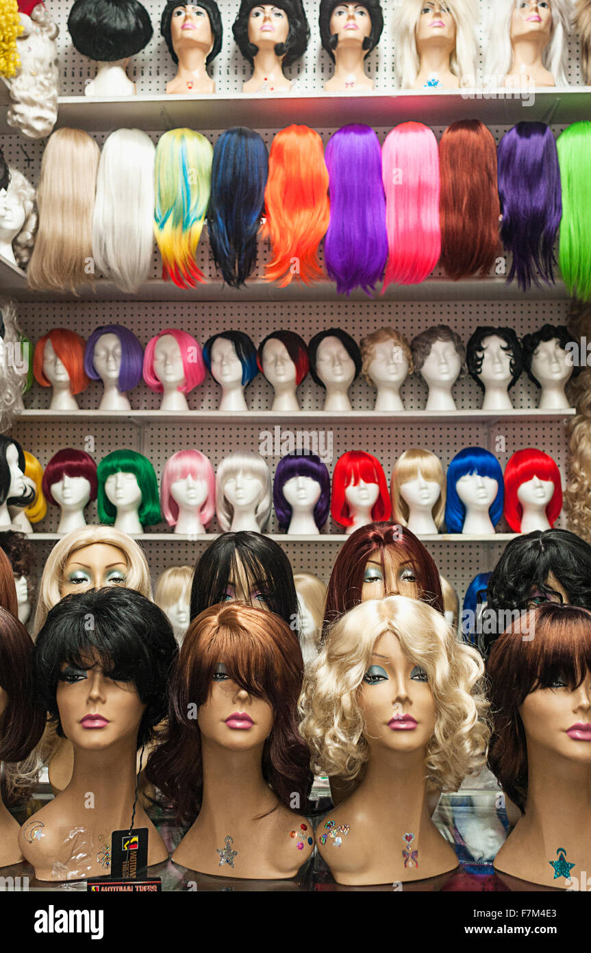 Un assortimento di parrucche sul display in Manhattan. Foto Stock
