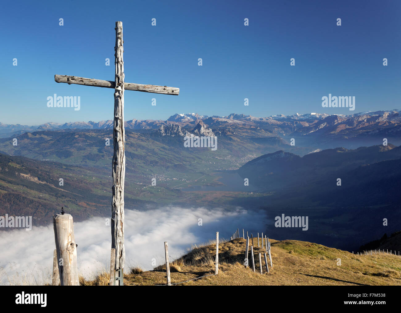 Croce di legno vicino alla vetta del Monte Rigi affacciato Lauerzersee e città di Svitto, Svizzera, Europa Foto Stock