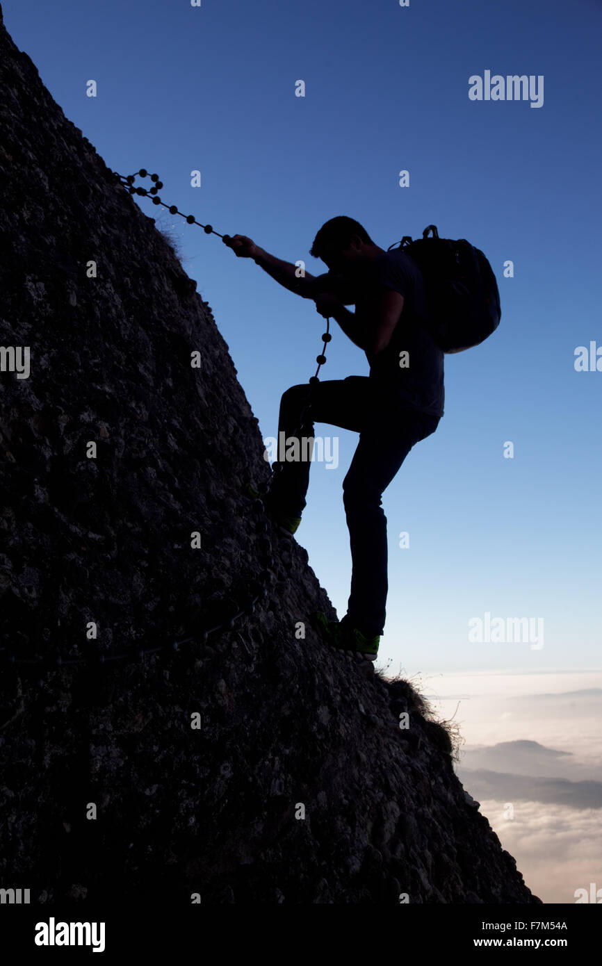 L'uomo rappelling sulla Arschbagge vicino alla vetta del Monte Rigi, Bänderenweg route, Svizzera, Europa Foto Stock