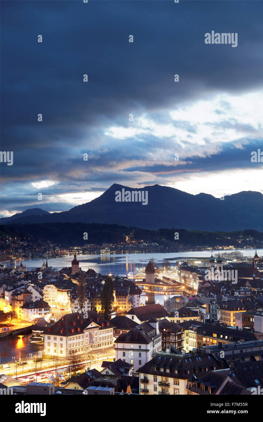 Lucerna skyline della città all'alba, Lucerna, Svizzera, Europa Foto Stock