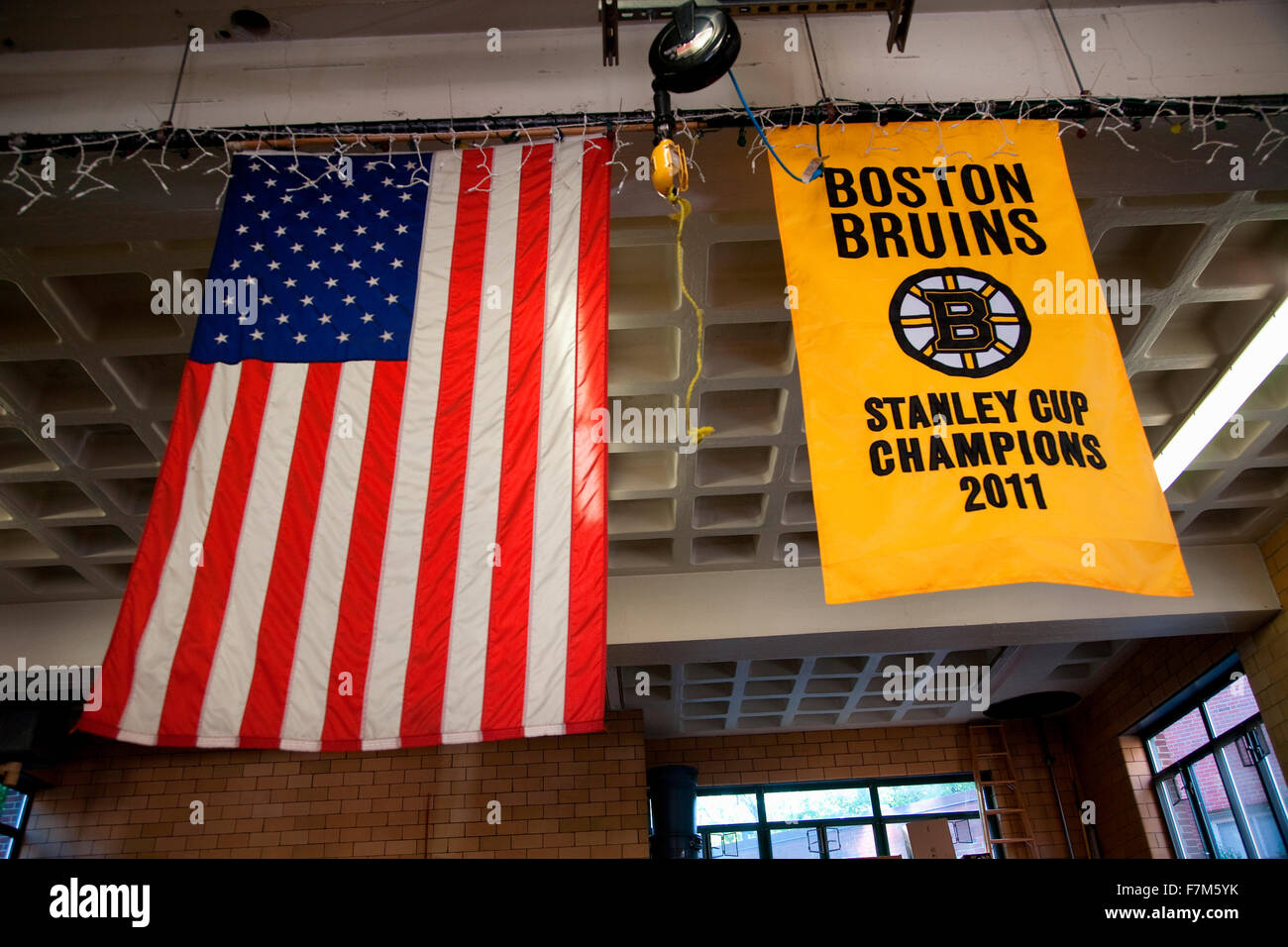 Banner di Boston Bruins vincendo la Stanley Cup di Hockey, all'interno della scala #1, motore #8, Firestation in storico North End, la sezione italiana di Boston, MA Foto Stock