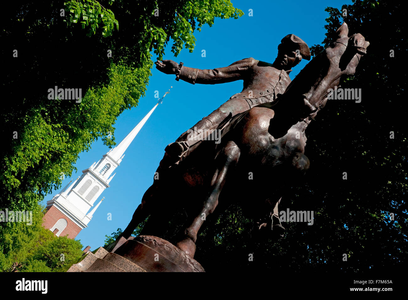 Statua di bronzo di Paul Revere sul cavallo, il sentiero della libertà di fronte alla vecchia Chiesa del nord, nord fine, James Rego Square, Hanover Street, Boston, MA. - 18 aprile 1775, è stato il sito di due lanters che ha avvertito Paul Revere gli inglesi stavano arrivando Foto Stock