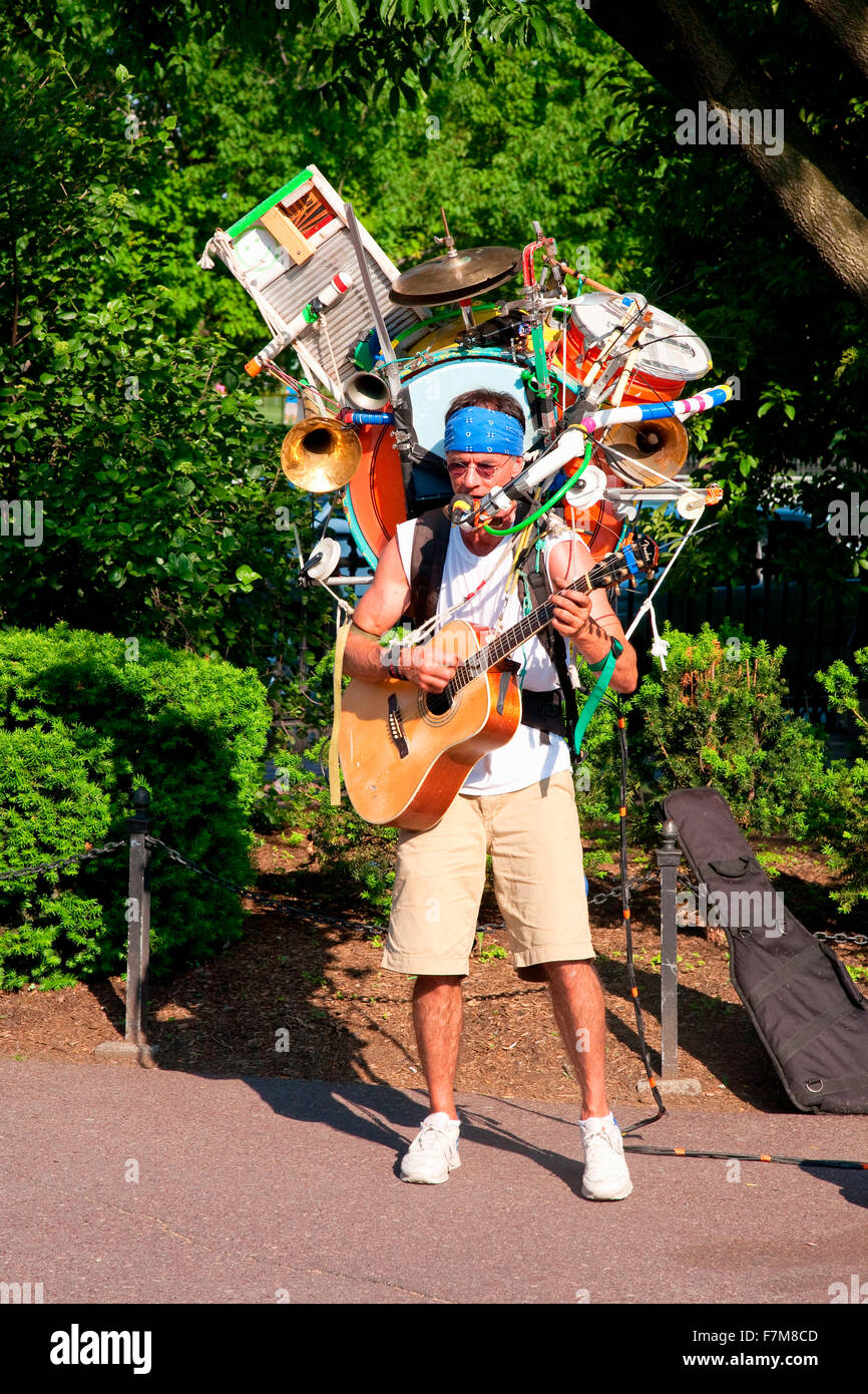 One Man Band e musicista suona nei Giardini Pubblici di Boston Foto Stock