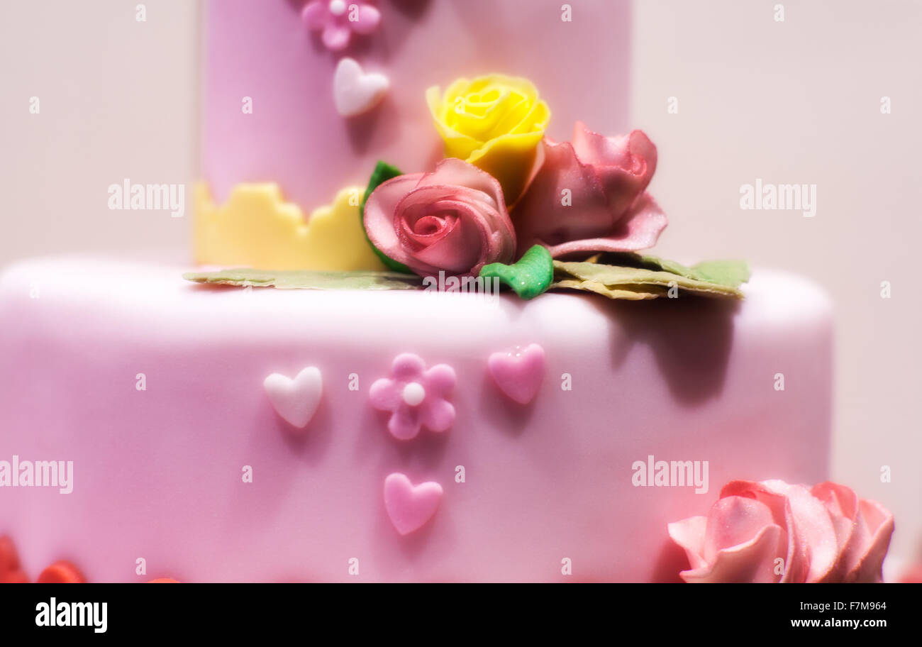 In prossimità di una torta con decorazioni di fiori Foto Stock