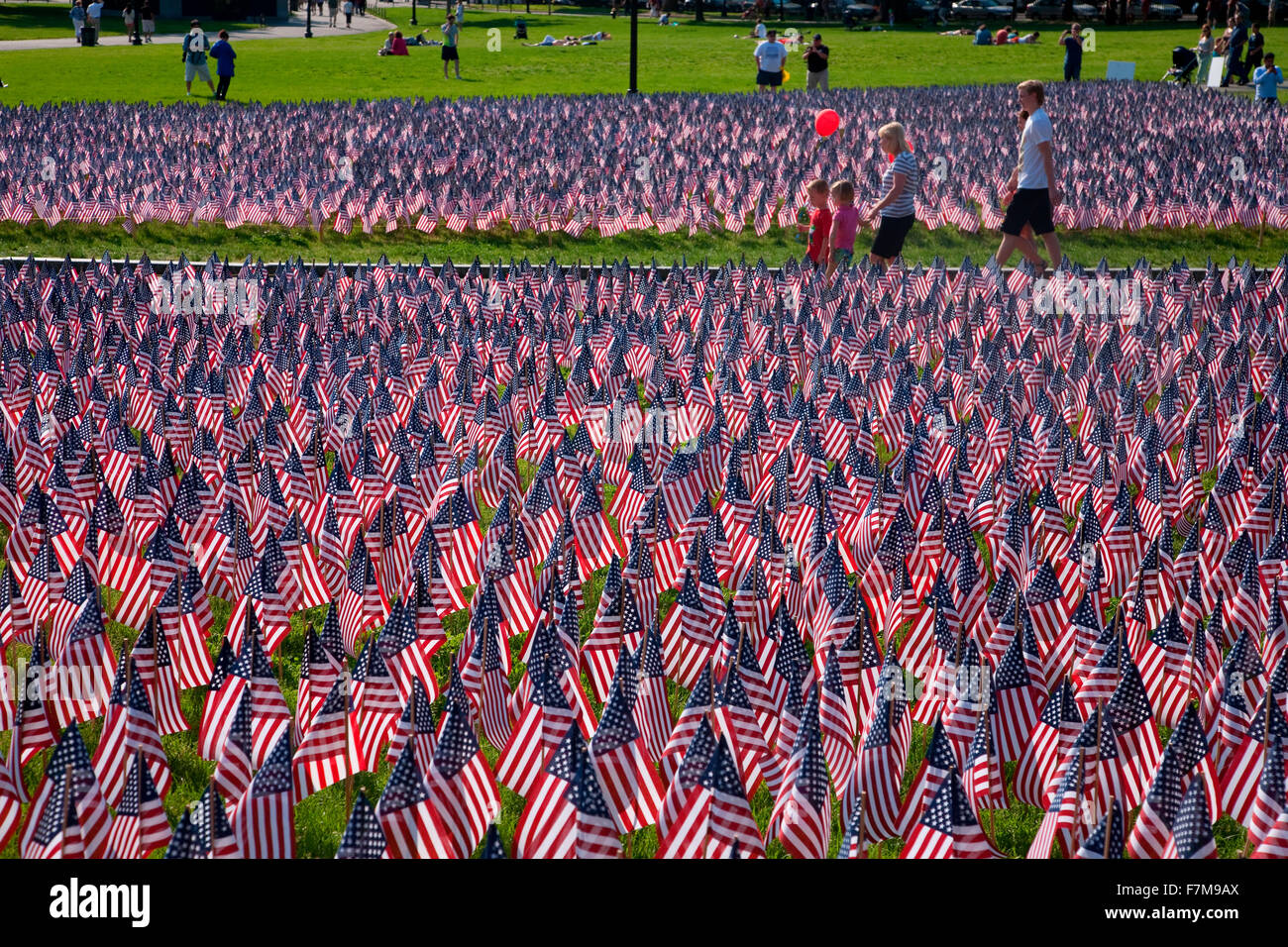 La gente a piedi attraverso 20.000 bandierine americane che vengono visualizzati per ogni residente del Massachusetts che morì in una guerra negli ultimi cento anni, Boston Common, Boston, MA, Memorial Day 2012 Foto Stock