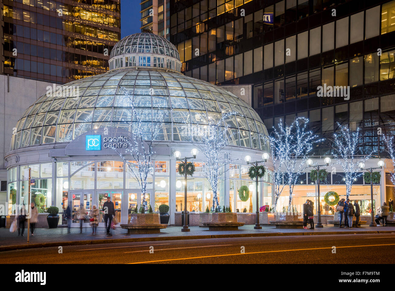 Cupola di vetro del Pacific Center Mall entrata con le luci di Natale, Vancouver, British Columbia, Canada, Foto Stock