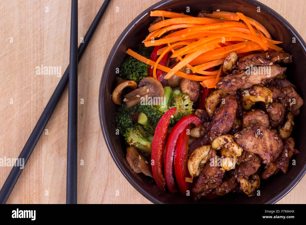 La cultura asiatica di sesamo terrina di pollo con le verdure e gli anacardi closeup Foto Stock