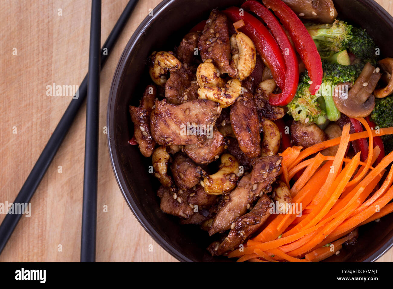 La cultura asiatica di sesamo terrina di pollo con le verdure e gli anacardi closeup Foto Stock