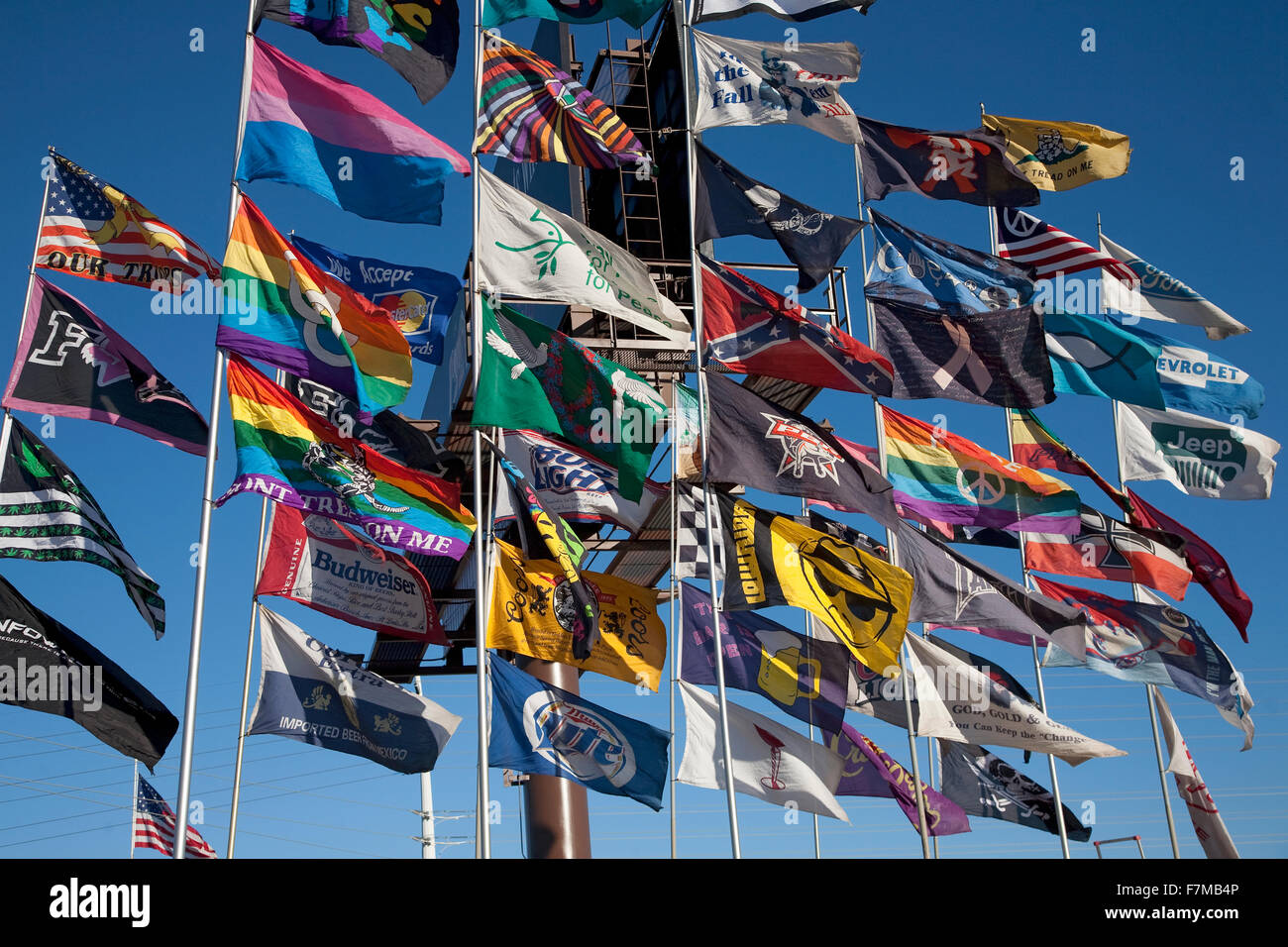 Bandiere volare nel cielo blu in Las Vegas, Nevada Foto Stock