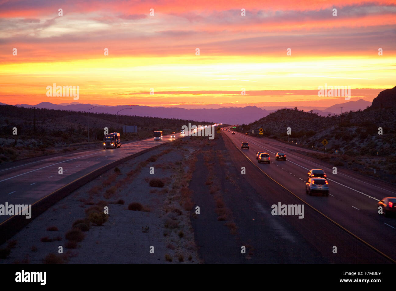Auto Drive Interstate 15 al tramonto a California Nevada border guardando ad ovest Foto Stock