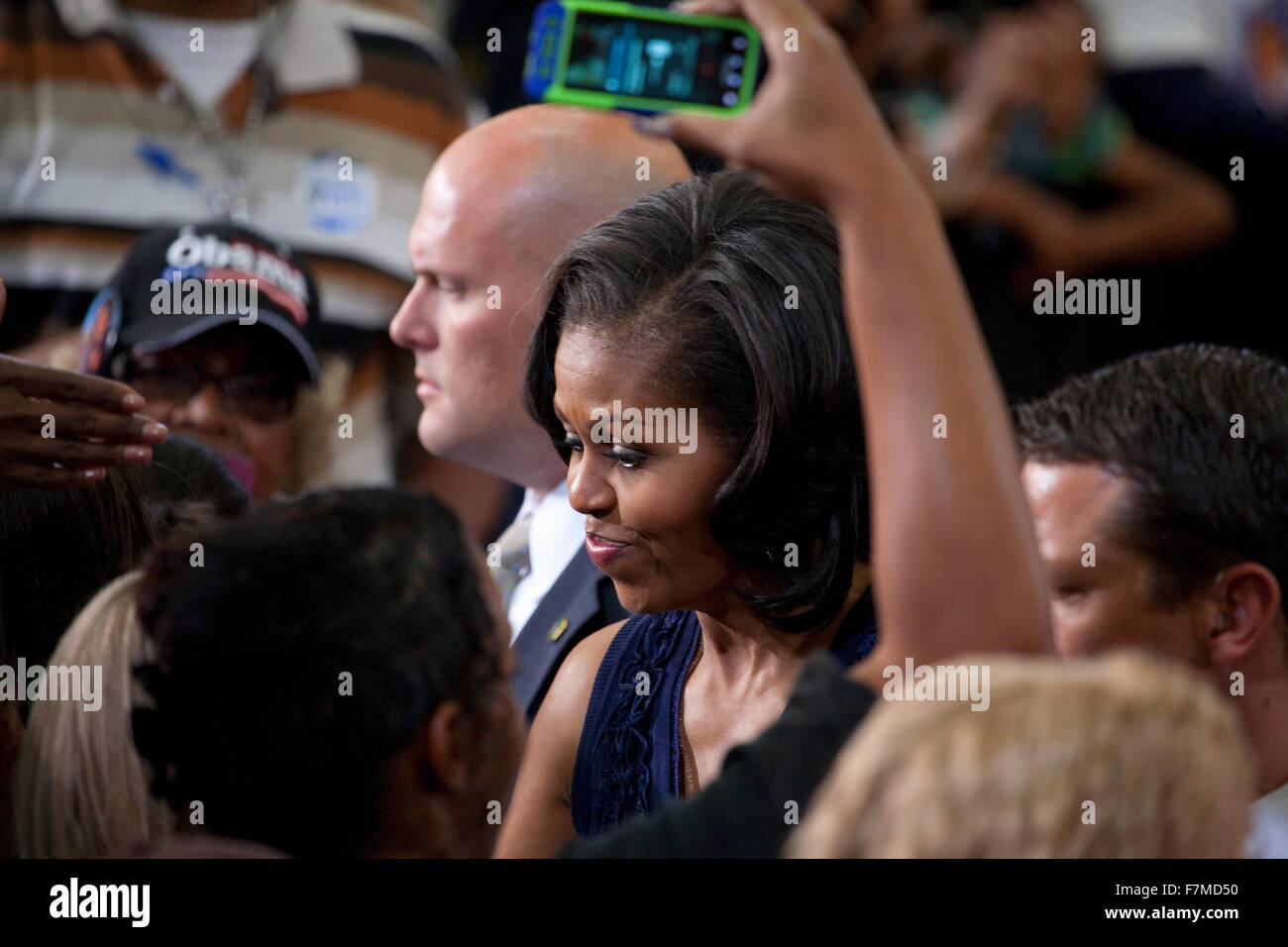 La First Lady Michelle Obama stringe la mano al presidente campagna di Obama al rally Orr Middle School di Las Vegas, Ottobre 26, 2012 Foto Stock