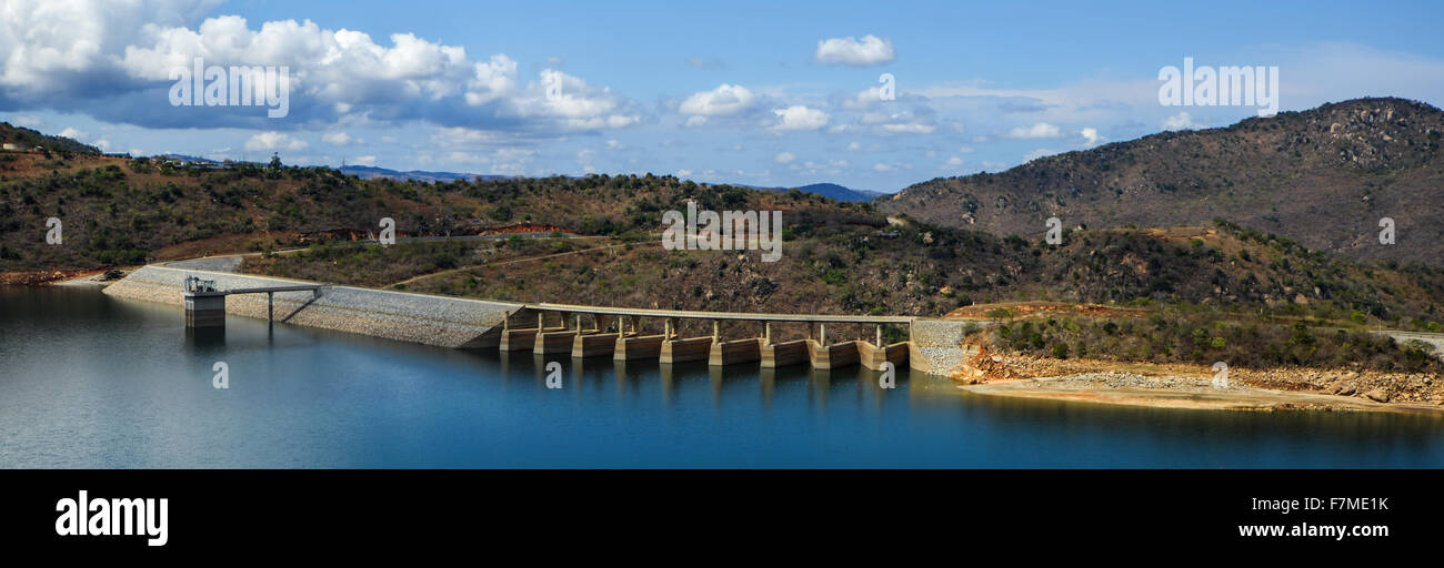 Vista panoramica della Maguga diga sul fiume Komati in Hhohho, dello Swaziland. Si tratta di 115 metri di altezza e si trova a 11 km così Foto Stock