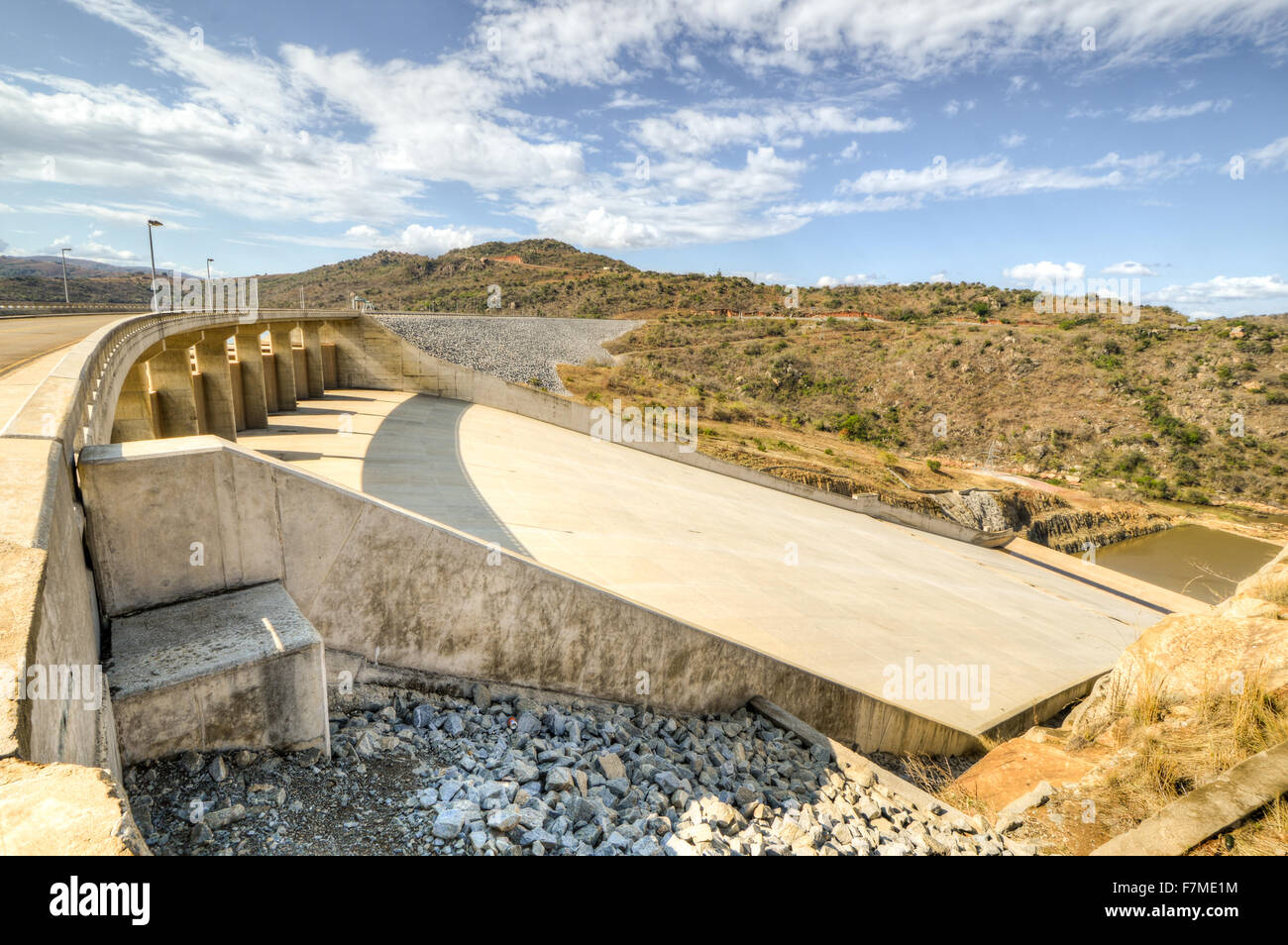 La diga di Maguga è una diga sul fiume Komati in Hhohho, dello Swaziland. Si tratta di 115 metri di altezza e si trova a 11 chilometri a sud di pi Foto Stock