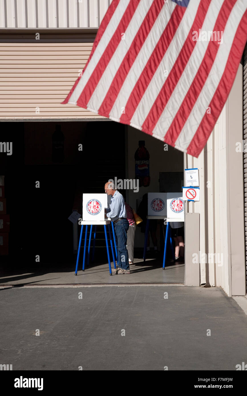 Elettore a stazione di polling voto nel 2012 Elezione Presidenziale, Ventura County, California, 6 novembre 2012 Foto Stock