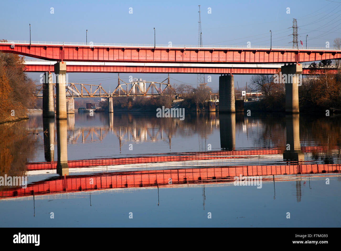 Woodland Street Bridge Over The Cumberland con la riflessione a Nashville, nel Tennessee Foto Stock