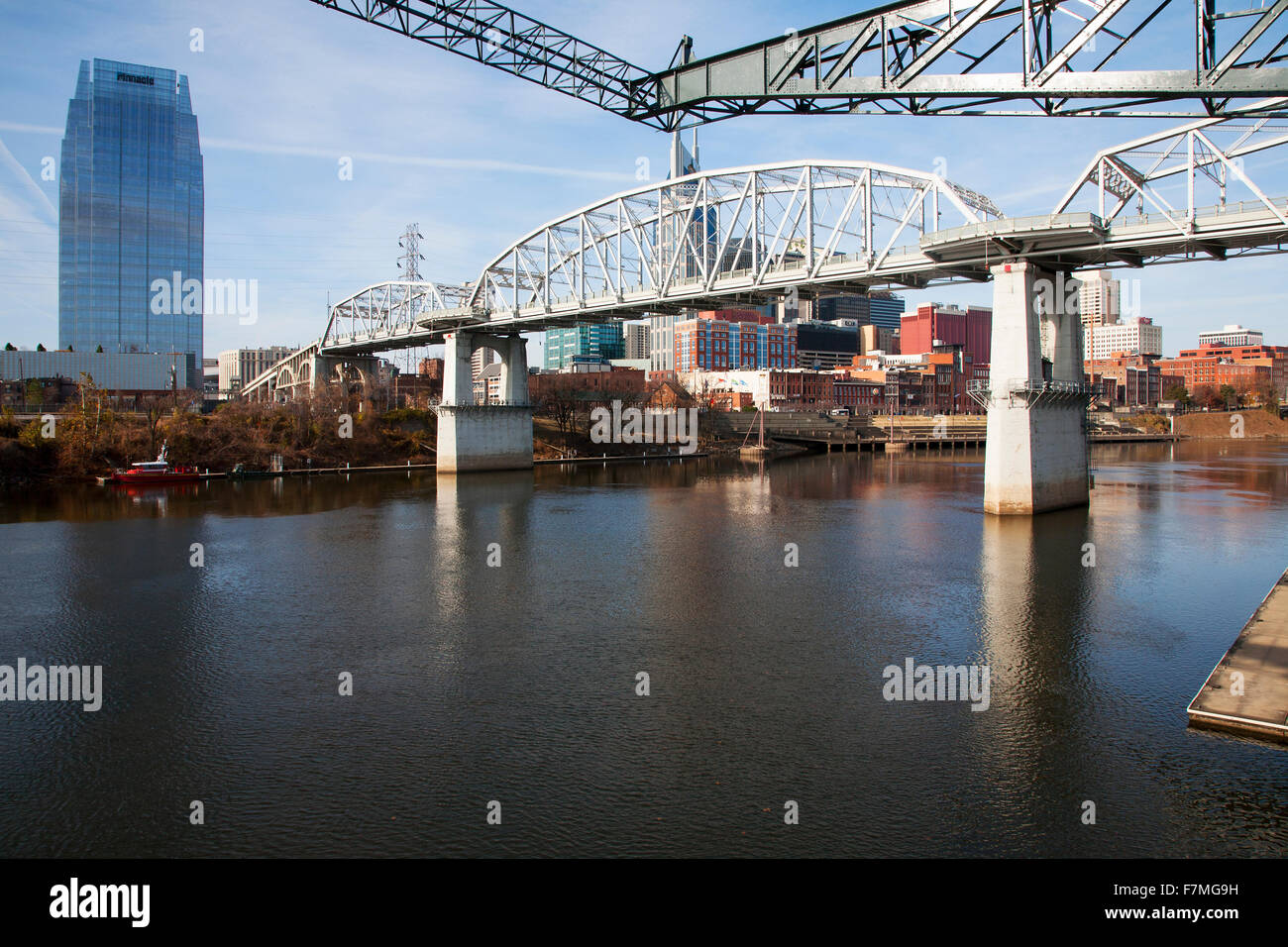 Cumberland River ponte pedonale, lo Skyline di Nashville, Tennessee Foto Stock