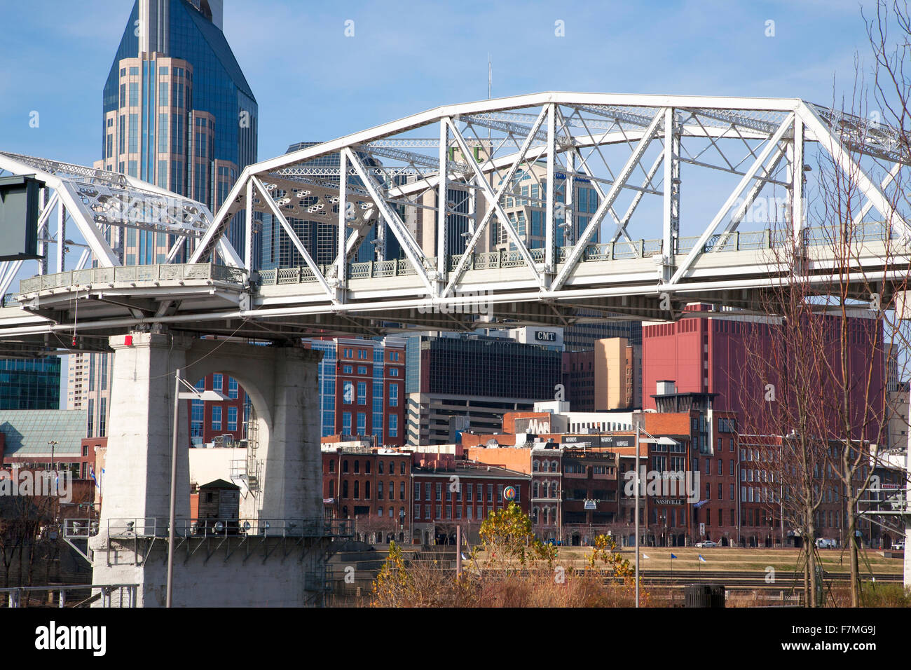 Cumberland River ponte pedonale, lo Skyline di Nashville, Tennessee Foto Stock