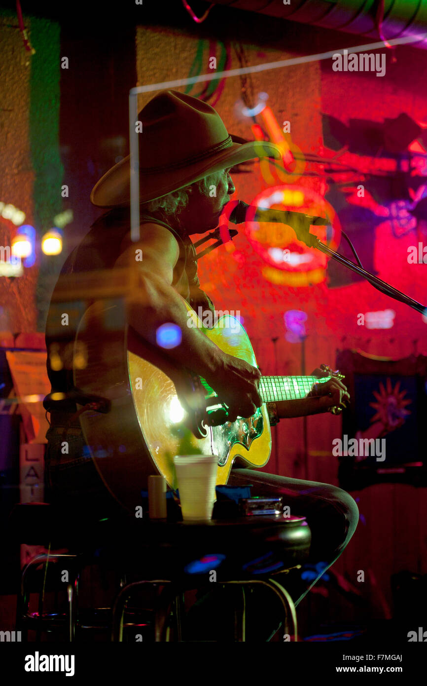 Paese cantante esegue nella finestra di Lower Broadway con neon a Nashville, nel Tennessee. Foto Stock