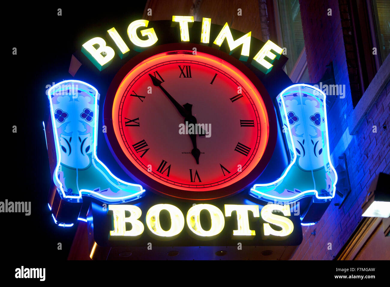 Il tempo grande stivali insegna al neon, Lower Broadway, Nashville, Tennessee Foto Stock