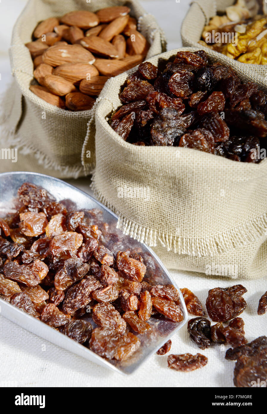 Un vasto assortimento di frutta secca in piccoli sacchetti di Hesse canvas Foto Stock