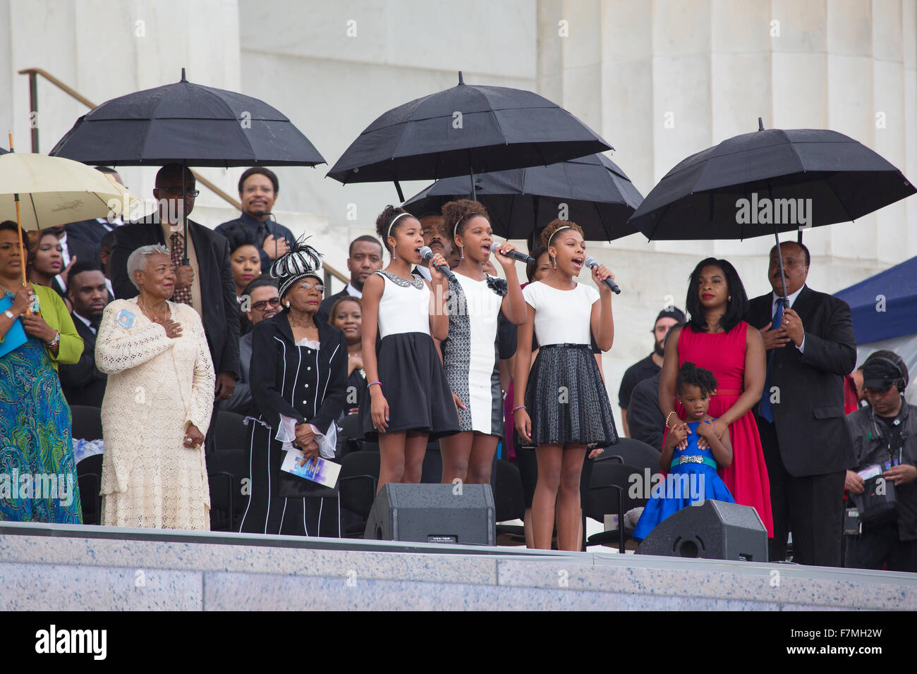 Le ragazze giovani cantare davanti al re la famiglia presso la lasciate risuonare la libertà cerimonia presso il Lincoln Memorial Agosto 28, 2013 a Washington, DC. Foto Stock