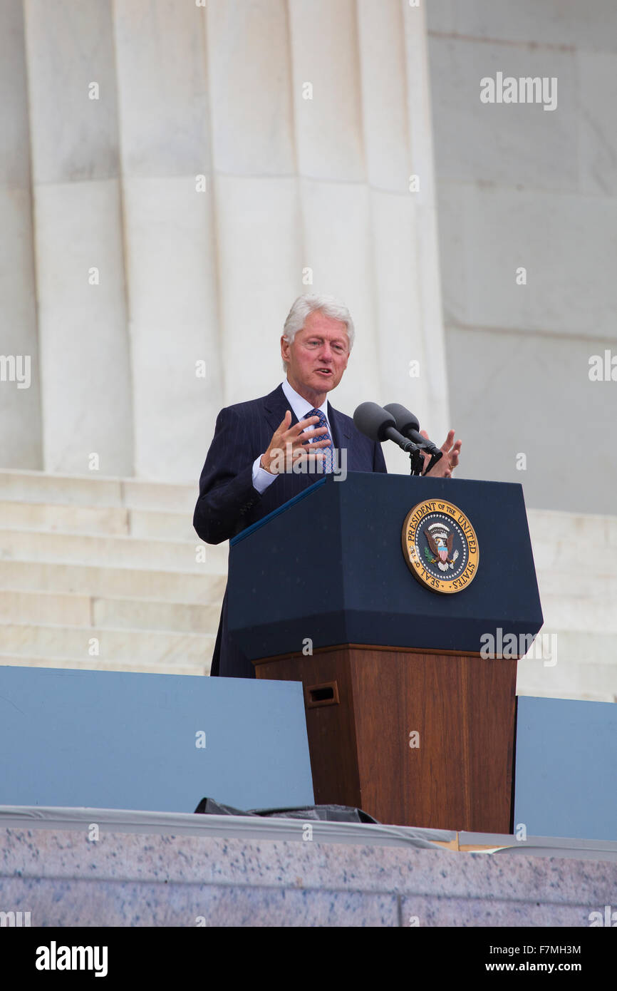 Ex presidente degli Stati Uniti Bill Clinton parla durante la lasciate risuonare la libertà commemorazione del cinquantesimo anniversario della marcia su Washington per i posti di lavoro e la libertà presso il Lincoln Memorial a Washington, DC il 28 agosto 2013. Foto Stock