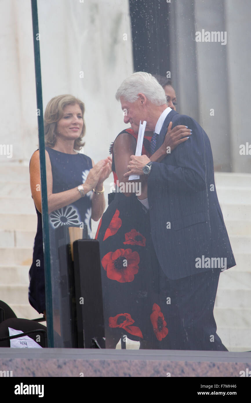 Ex presidente degli Stati Uniti Bill Clinton abbracci la First Lady Michelle Obama come Caroline Kennedy tubicini durante la lasciate risuonare la libertà commemorazione in occasione del cinquantesimo anniversario della marcia su Washington presso il Lincoln Memorial a Washington, DC il 28 agosto 2013. Foto Stock
