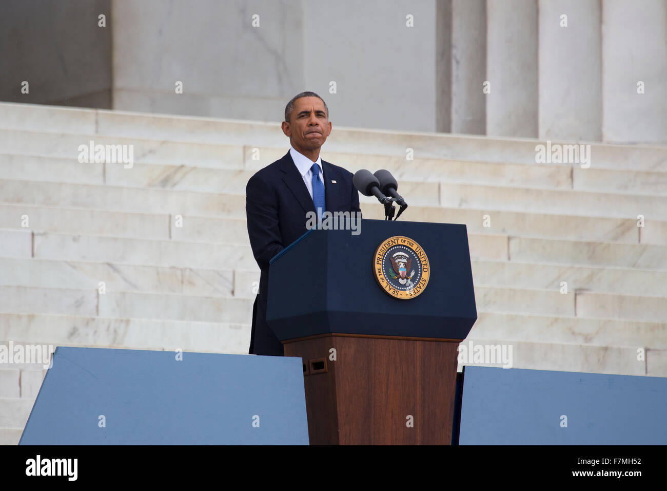 Stati Uniti Il presidente Barack Obama parla durante la lasciate risuonare la libertà cerimonia presso il Lincoln Memorial Agosto 28, 2013 a Washington DC, che commemora il cinquantesimo anniversario del dottor Martin Luther King Jr. "Ho un sogno" discorso. Foto Stock